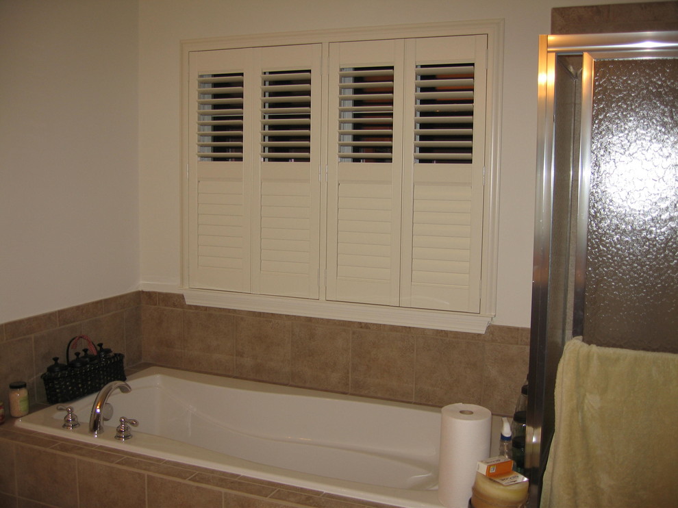 Immagine di una stanza da bagno padronale classica di medie dimensioni con vasca ad alcova, doccia ad angolo, piastrelle marroni e pareti bianche