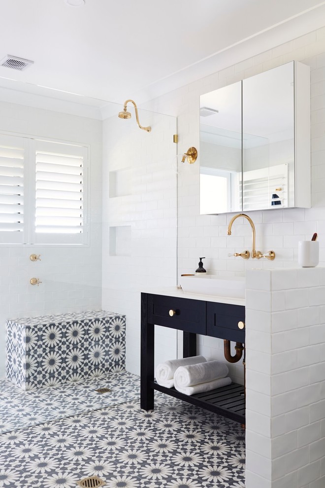 Идея дизайна: ванная комната с фасадами в стиле шейкер, черными фасадами, угловым душем, белой плиткой, белыми стенами, полом из керамической плитки, душевой кабиной, настольной раковиной и белой столешницей