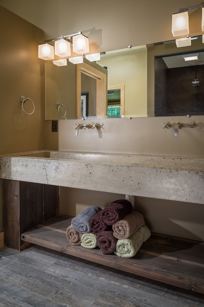 Esempio di una stanza da bagno padronale rustica con nessun'anta, doccia alcova, WC monopezzo, pareti beige, parquet chiaro, lavabo rettangolare e top in cemento