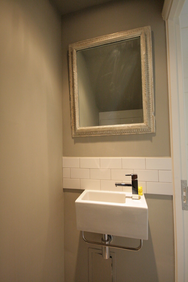 ロンドンにあるエクレクティックスタイルのおしゃれなトイレ・洗面所の写真