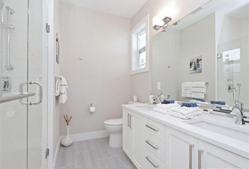 Exempel på ett mellanstort modernt badrum, med skåp i shakerstil, vita skåp, en dusch i en alkov, vit kakel, tunnelbanekakel, bruna väggar, klinkergolv i porslin, ett undermonterad handfat, bänkskiva i kvartsit, grått golv och dusch med gångjärnsdörr