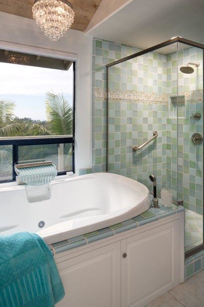 Пример оригинального дизайна: главная ванная комната среднего размера в морском стиле с фасадами с утопленной филенкой, белыми фасадами, накладной ванной, двойным душем, биде, разноцветной плиткой, стеклянной плиткой, синими стенами, полом из керамической плитки, настольной раковиной, стеклянной столешницей, бежевым полом и душем с распашными дверями