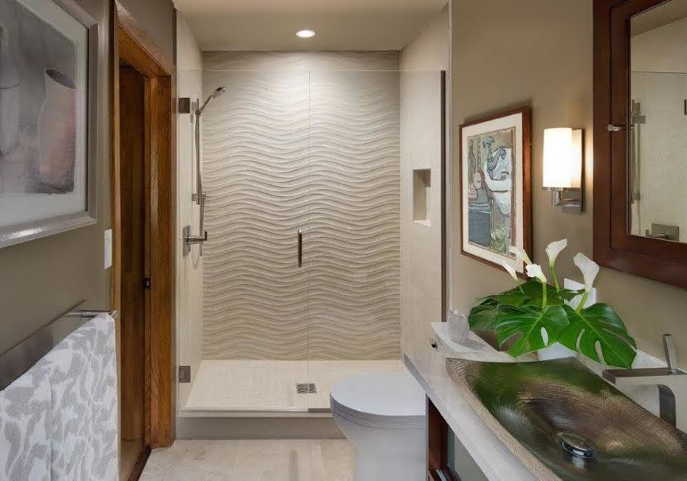 Cette image montre une petite salle de bain design en bois foncé avec un placard à porte vitrée, une douche double, WC à poser, un carrelage beige, un carrelage de pierre, un mur noir, un sol en travertin, une vasque et un plan de toilette en calcaire.