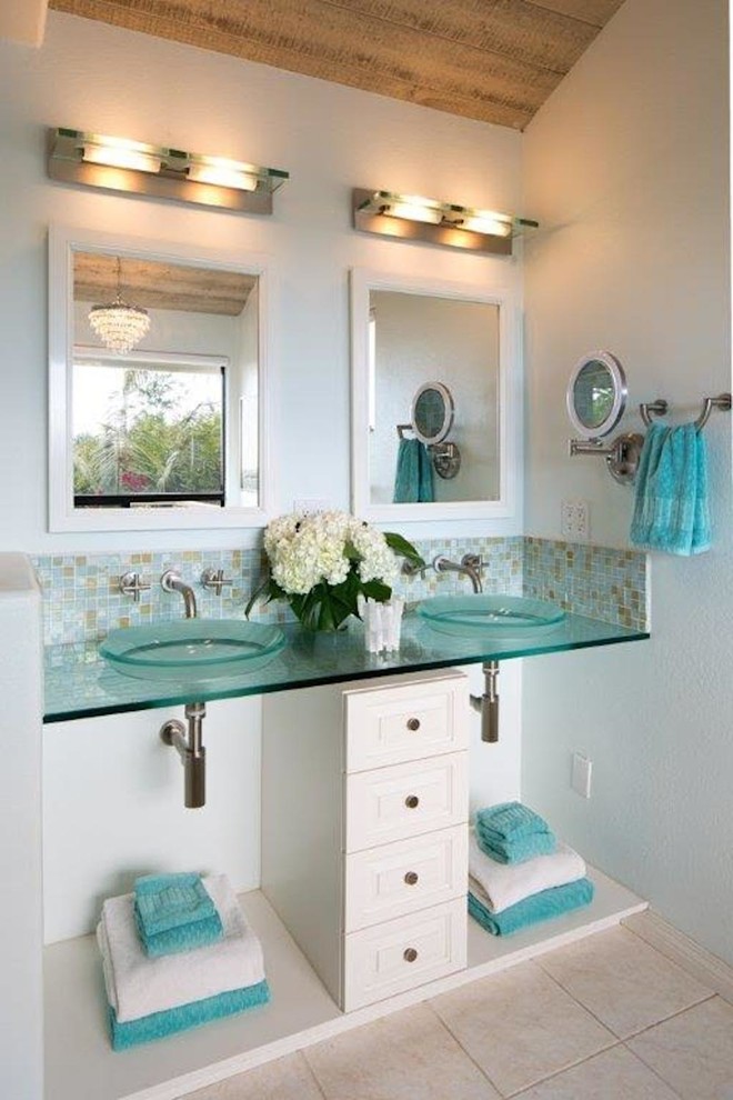 Exempel på ett mellanstort maritimt en-suite badrum, med luckor med infälld panel, vita skåp, ett platsbyggt badkar, en dubbeldusch, en bidé, flerfärgad kakel, glaskakel, blå väggar, klinkergolv i keramik, ett fristående handfat, bänkskiva i glas, beiget golv och dusch med gångjärnsdörr
