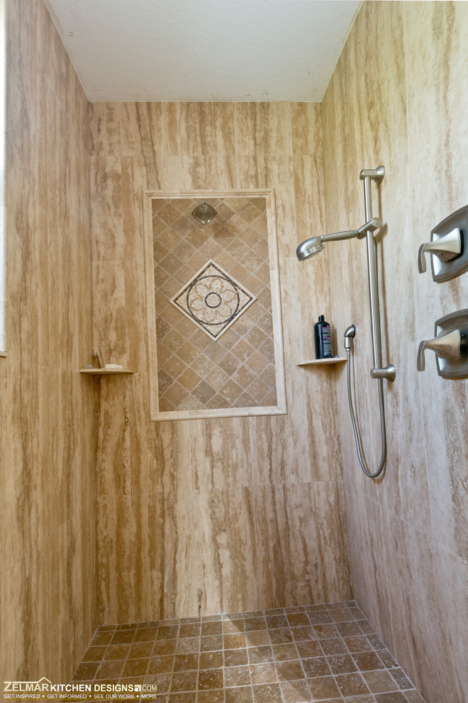 Idée de décoration pour une grande salle de bain principale tradition en bois foncé avec un placard avec porte à panneau surélevé, un plan de toilette en granite, une douche ouverte, un carrelage beige, un carrelage de pierre et un sol en travertin.