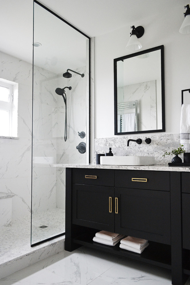 Diseño de cuarto de baño clásico renovado con armarios estilo shaker, puertas de armario negras, ducha empotrada, baldosas y/o azulejos blancos, paredes blancas, lavabo sobreencimera, ducha abierta y ventanas