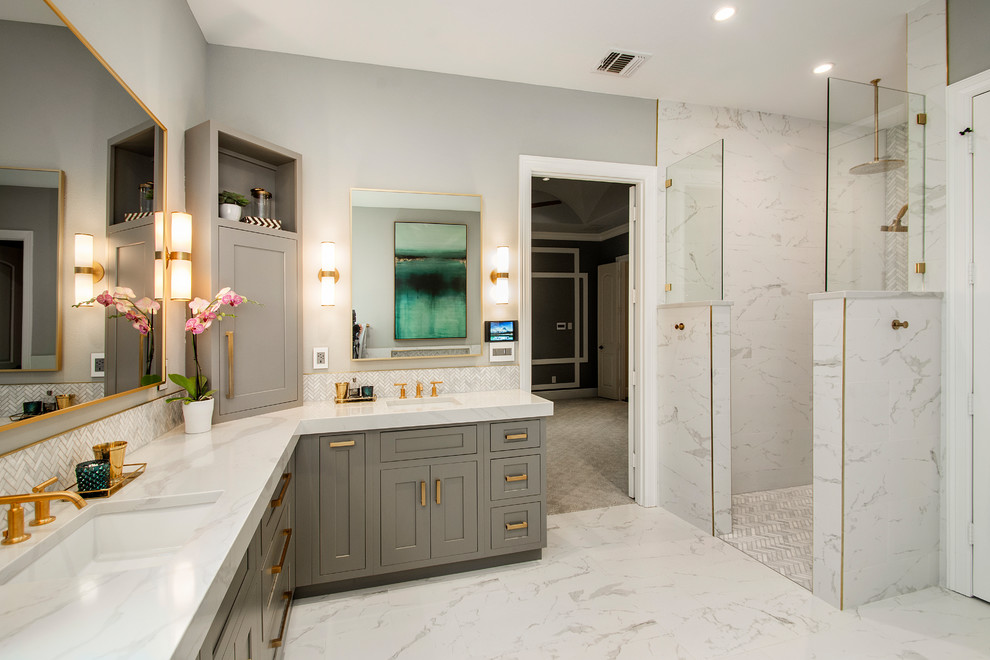 Bild på ett mellanstort funkis vit vitt en-suite badrum, med luckor med upphöjd panel, grå skåp, ett fristående badkar, vit kakel, porslinskakel, bänkskiva i kvarts, en dubbeldusch, en toalettstol med separat cisternkåpa, grå väggar, klinkergolv i porslin, ett undermonterad handfat, vitt golv och med dusch som är öppen