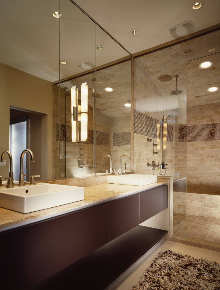 Exemple d'une grande salle de bain principale tendance en bois foncé avec un plan de toilette en marbre, mosaïque, une vasque, un placard à porte plane, une douche ouverte, un carrelage marron, un mur beige, aucune cabine, un sol en carrelage de porcelaine et un sol beige.