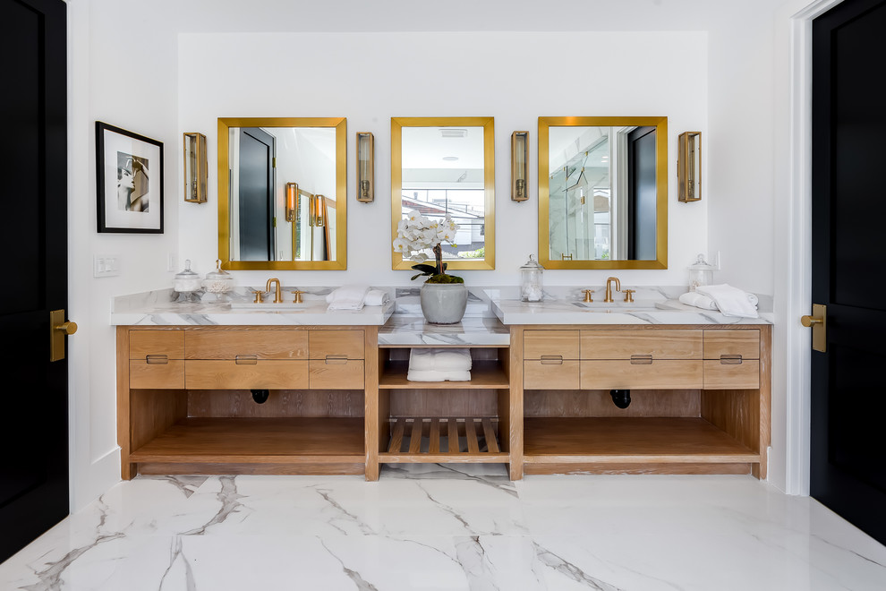 ロサンゼルスにあるトランジショナルスタイルのおしゃれな浴室 (フラットパネル扉のキャビネット、中間色木目調キャビネット、白い壁、アンダーカウンター洗面器、白い床、グレーの洗面カウンター) の写真