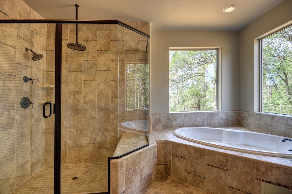 他の地域にあるトラディショナルスタイルのおしゃれな浴室 (中間色木目調キャビネット、大型浴槽、コーナー設置型シャワー、セラミックタイル、茶色い壁、セラミックタイルの床、ベージュのタイル) の写真