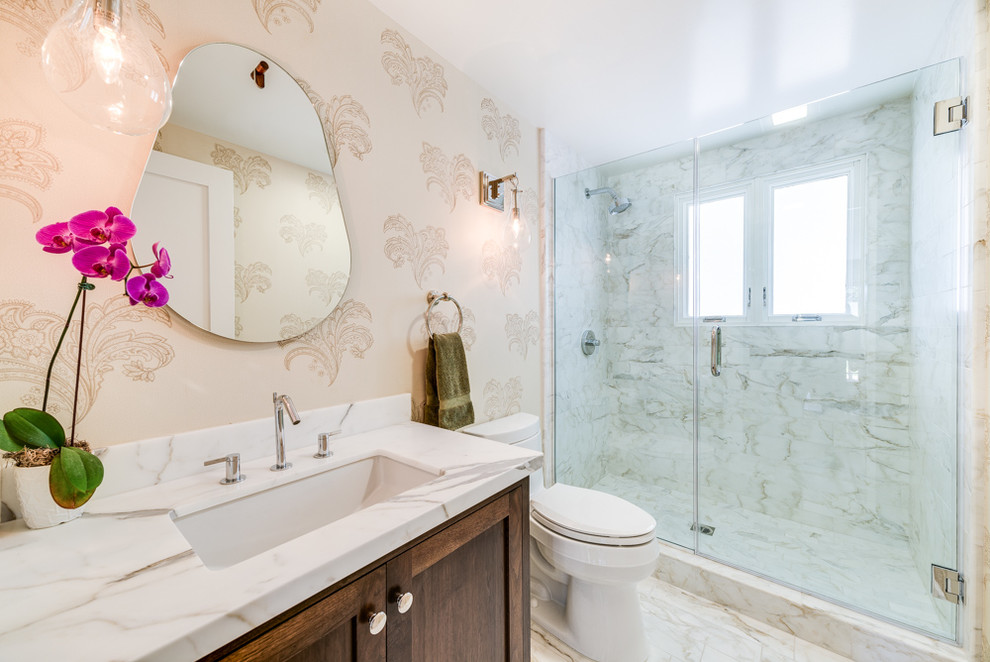 Пример оригинального дизайна: маленькая ванная комната в стиле неоклассика (современная классика) с фасадами в стиле шейкер, темными деревянными фасадами, душем в нише, унитазом-моноблоком, каменной плиткой, бежевыми стенами, мраморным полом, душевой кабиной, мраморной столешницей, душем с распашными дверями, врезной раковиной и белым полом для на участке и в саду