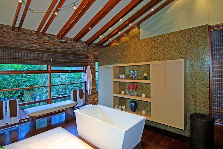Идея дизайна: большая главная ванная комната в белых тонах с отделкой деревом в стиле модернизм с отдельно стоящей ванной, бежевой плиткой, разноцветными стенами, паркетным полом среднего тона, коричневым полом и балками на потолке