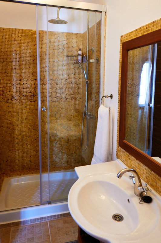 Ejemplo de cuarto de baño tradicional renovado de tamaño medio con ducha empotrada, aseo y ducha y lavabo integrado