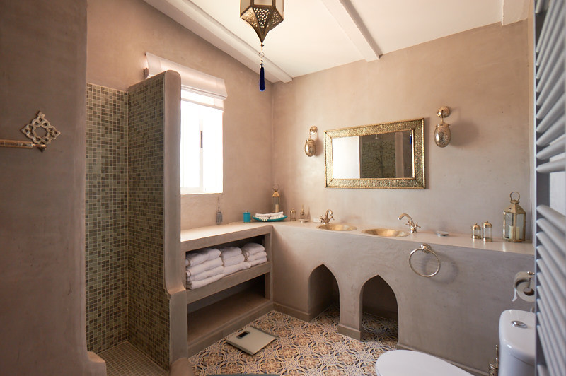 Foto di una stanza da bagno con doccia tropicale di medie dimensioni con nessun'anta, ante grigie, doccia aperta, WC a due pezzi, pareti beige e lavabo sottopiano