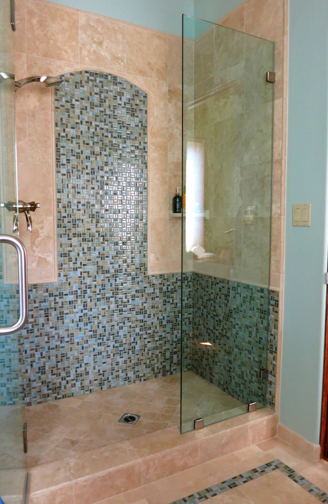 Idées déco pour une douche en alcôve campagne de taille moyenne pour enfant avec un plan de toilette en calcaire, un carrelage bleu, mosaïque, un mur bleu, un sol en calcaire, un sol beige et une cabine de douche à porte battante.