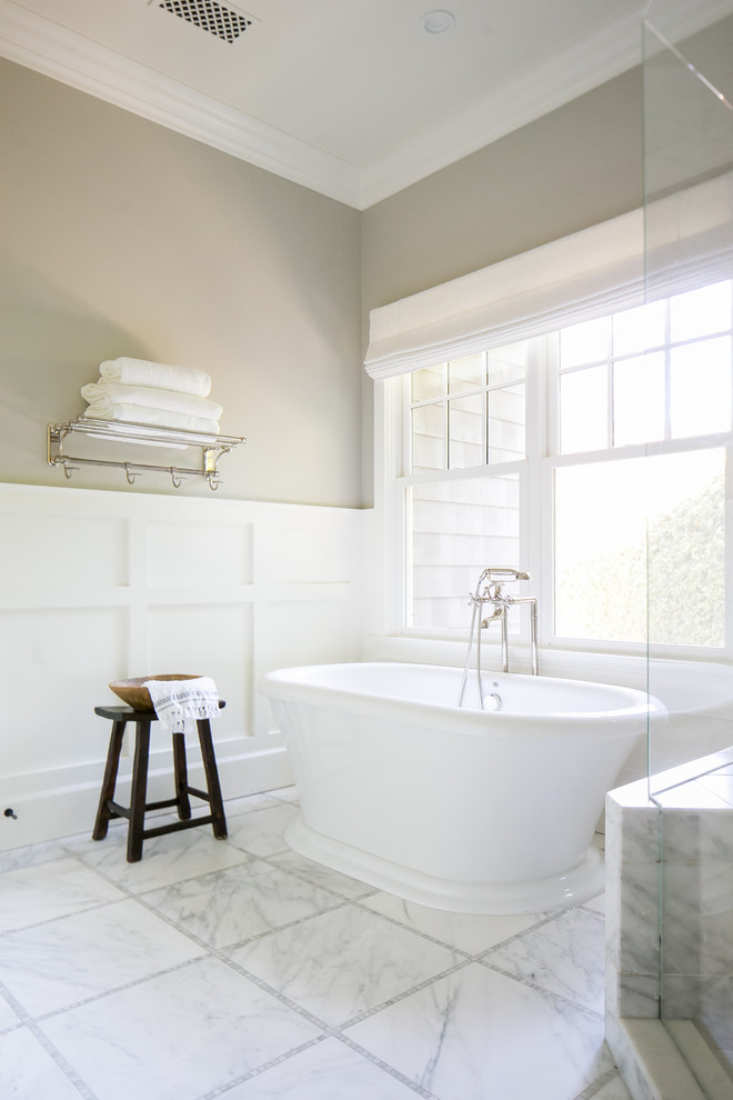 Idéer för ett klassiskt en-suite badrum, med ett fristående badkar, beige väggar och vitt golv