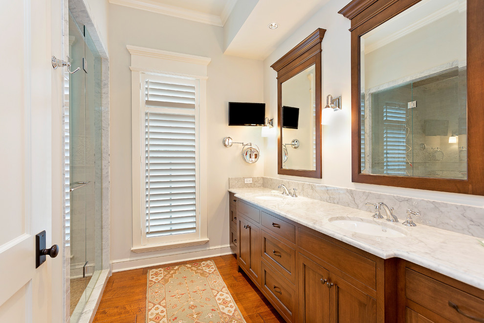 Esempio di una stanza da bagno padronale classica di medie dimensioni con ante lisce, ante in legno bruno, doccia doppia, lavabo da incasso, top in marmo, porta doccia a battente e top grigio