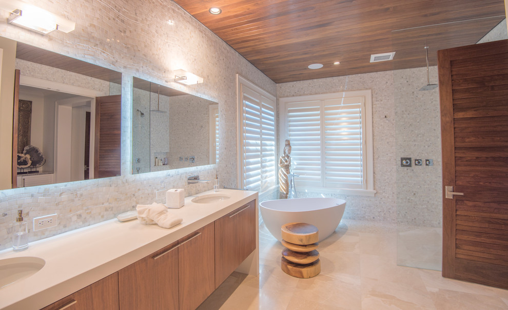 Idée de décoration pour une grande salle de bain principale ethnique en bois brun avec un placard à porte plane, un plan de toilette en quartz modifié, une baignoire indépendante, une douche ouverte, un carrelage gris et un carrelage de pierre.