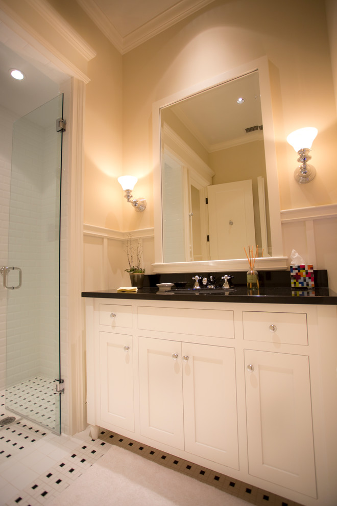 Example of a classic bathroom design in Tampa