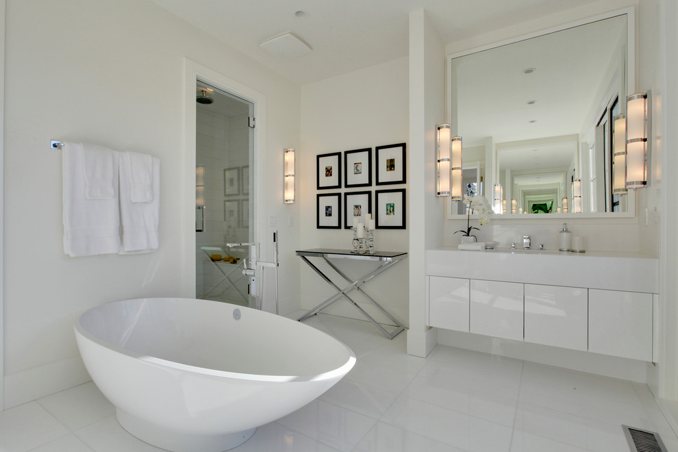 Foto på ett mellanstort funkis vit en-suite badrum, med släta luckor, vita skåp, ett fristående badkar, en dusch i en alkov, vita väggar, klinkergolv i porslin, ett undermonterad handfat, bänkskiva i kvarts och vitt golv
