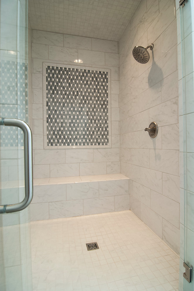Cette image montre une douche en alcôve principale traditionnelle de taille moyenne avec un placard avec porte à panneau surélevé, des portes de placard blanches, une baignoire posée, un carrelage gris, un carrelage blanc, des carreaux de céramique, un mur gris, un sol en carrelage de céramique, un lavabo encastré, un plan de toilette en quartz modifié, un sol gris, une cabine de douche à porte battante et un banc de douche.