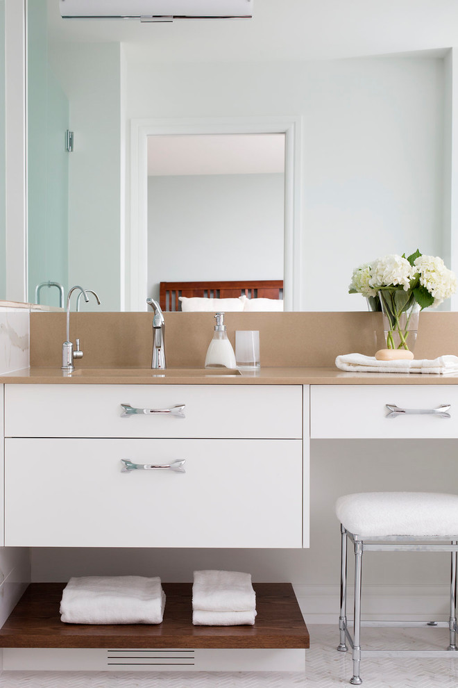 Exempel på ett stort modernt en-suite badrum, med släta luckor, vita skåp, ett platsbyggt badkar, vita väggar, marmorgolv, ett undermonterad handfat, bänkskiva i kvarts och flerfärgat golv