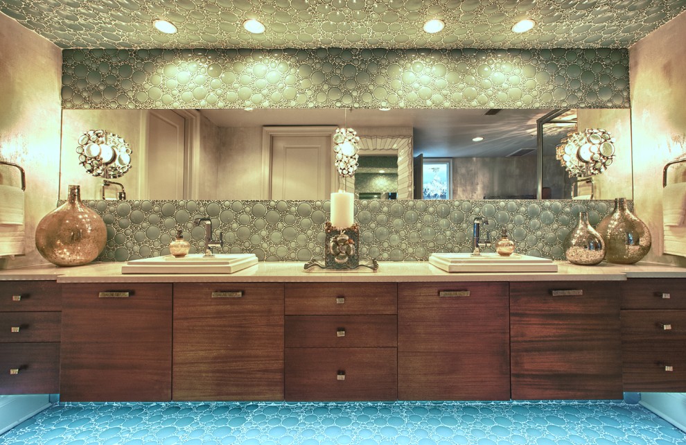 На фото: большая главная ванная комната в морском стиле с накладной раковиной, плоскими фасадами, фасадами цвета дерева среднего тона, накладной ванной, угловым душем, синей плиткой, серыми стенами и полом из травертина с
