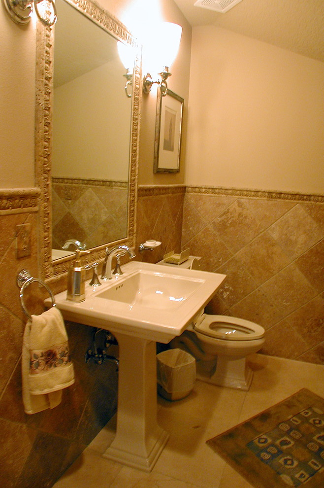 Esempio di una piccola stanza da bagno con doccia mediterranea con lavabo a colonna, WC a due pezzi, piastrelle beige, piastrelle in pietra, pareti beige e pavimento in travertino