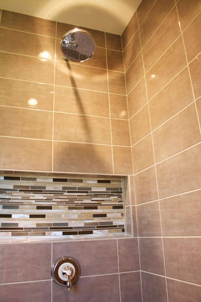 Aménagement d'une salle de bain principale contemporaine en bois foncé de taille moyenne avec une douche à l'italienne, un carrelage gris, des carreaux de céramique, un mur gris et un sol en carrelage de céramique.