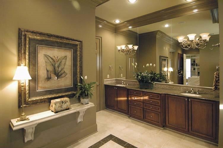 Idéer för ett stort exotiskt en-suite badrum, med luckor med profilerade fronter, skåp i mellenmörkt trä, ett platsbyggt badkar, en hörndusch, beige kakel, travertinkakel, bruna väggar, travertin golv, ett undermonterad handfat, granitbänkskiva, beiget golv och dusch med gångjärnsdörr