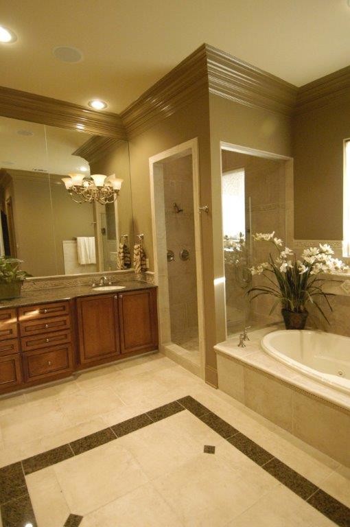 Idées déco pour une grande salle de bain principale exotique en bois brun avec un placard à porte affleurante, une baignoire posée, une douche d'angle, un carrelage beige, du carrelage en travertin, un mur marron, un sol en travertin, un lavabo encastré, un plan de toilette en granite, un sol beige et une cabine de douche à porte battante.