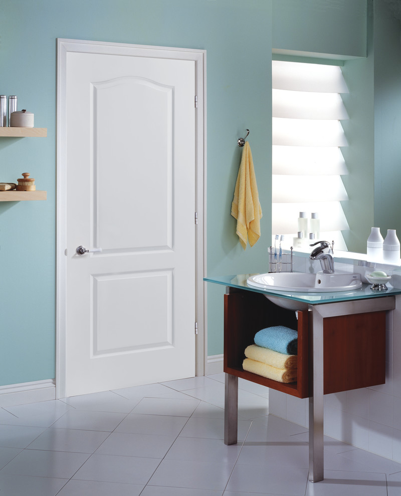 На фото: маленькая ванная комната в стиле модернизм с фасадами цвета дерева среднего тона, белой плиткой, керамической плиткой, синими стенами, полом из керамической плитки, душевой кабиной и стеклянной столешницей для на участке и в саду с