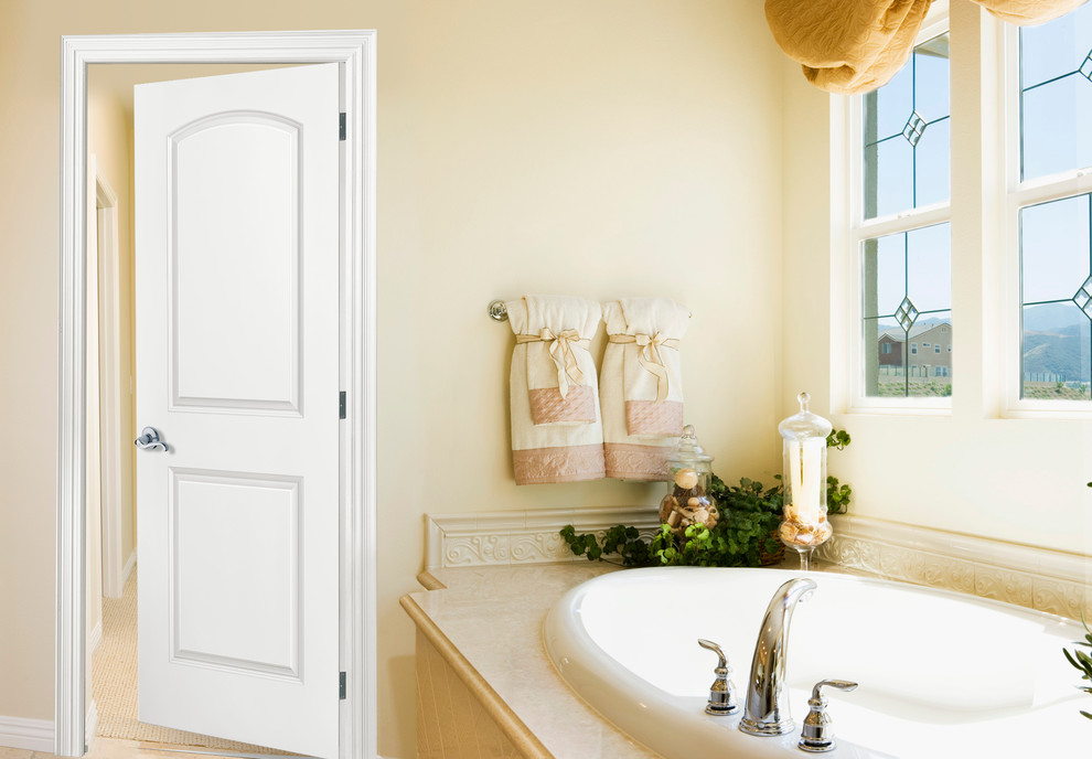 Пример оригинального дизайна: главная ванная комната среднего размера в стиле модернизм с накладной ванной, бежевыми стенами и полом из керамической плитки