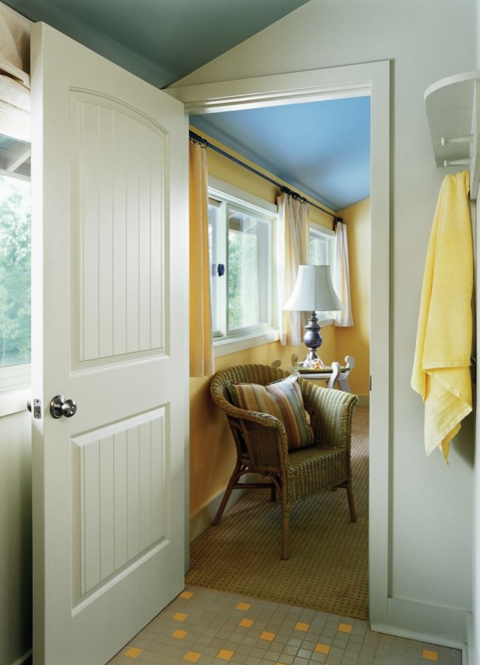 На фото: маленькая ванная комната в морском стиле с белыми стенами, полом из керамической плитки, душевой кабиной и коричневым полом для на участке и в саду