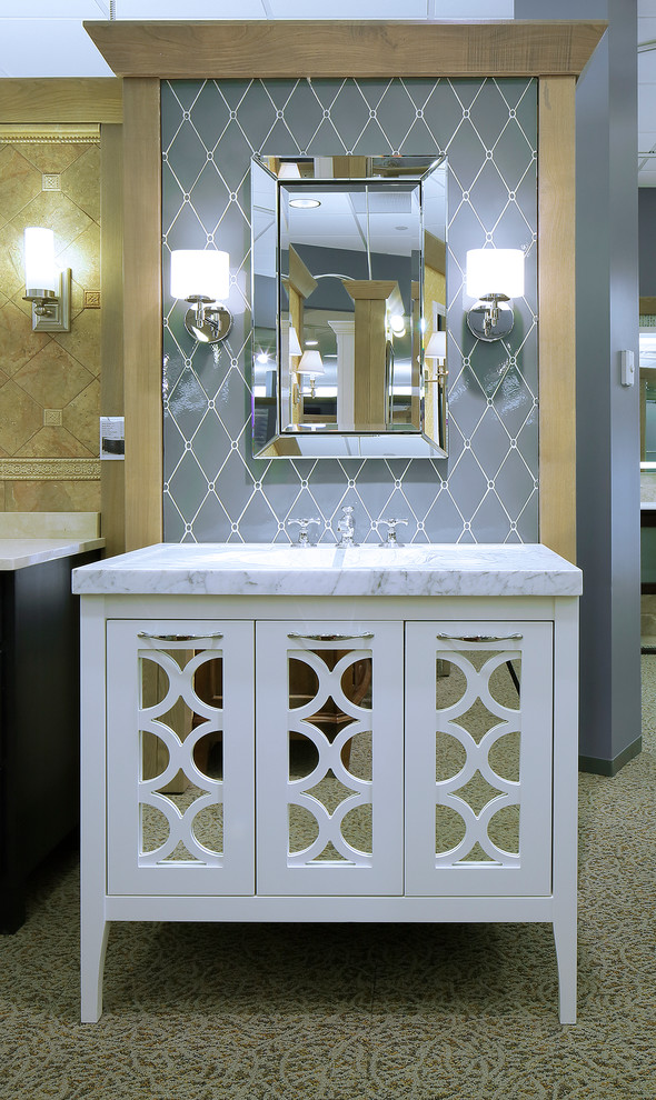 Источник вдохновения для домашнего уюта: ванная комната среднего размера в классическом стиле с монолитной раковиной, стеклянными фасадами, белыми фасадами, мраморной столешницей и синей плиткой