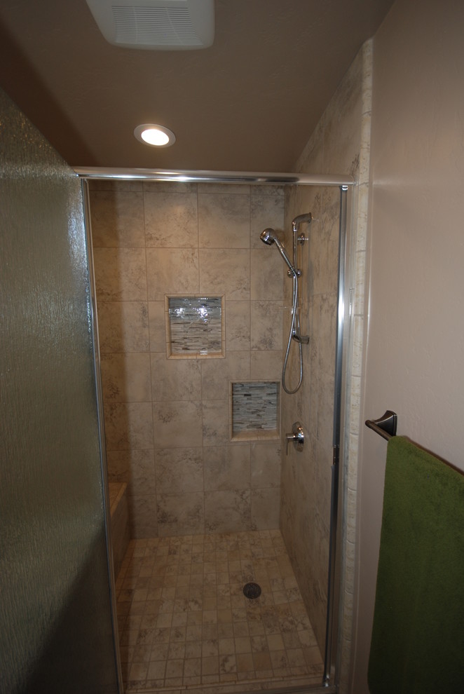 Inredning av ett klassiskt litet en-suite badrum, med ett undermonterad handfat, luckor med upphöjd panel, grå skåp, bänkskiva i kvarts, grå kakel, porslinskakel, grå väggar och klinkergolv i porslin