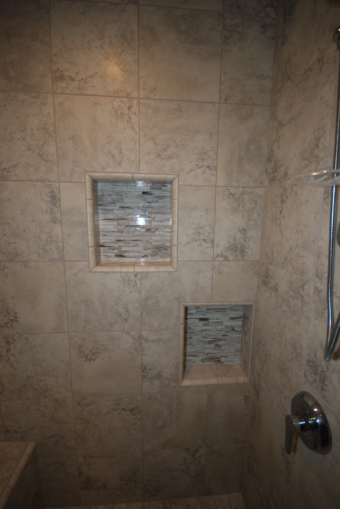 Idéer för ett litet klassiskt en-suite badrum, med ett undermonterad handfat, luckor med upphöjd panel, grå skåp, bänkskiva i kvarts, grå kakel, porslinskakel, grå väggar och klinkergolv i porslin