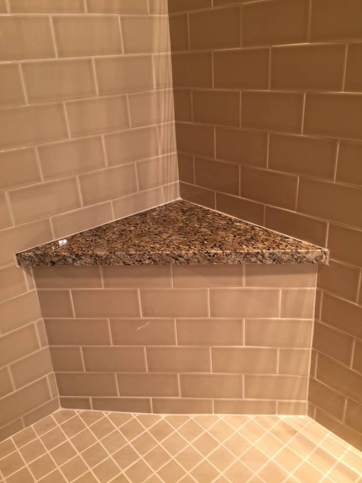 Mittelgroßes Klassisches Badezimmer En Suite mit beigen Fliesen, Keramikfliesen und Mosaik-Bodenfliesen in Sonstige