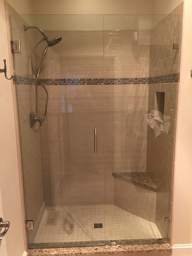 На фото: главная ванная комната среднего размера в стиле неоклассика (современная классика) с бежевой плиткой, керамической плиткой и полом из мозаичной плитки