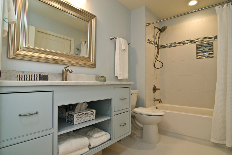 Свежая идея для дизайна: детская ванная комната среднего размера в классическом стиле с фасадами островного типа, синими фасадами, ванной в нише, душем над ванной, раздельным унитазом, бежевой плиткой, керамической плиткой, синими стенами, полом из керамической плитки, врезной раковиной, столешницей из искусственного кварца, бежевым полом и шторкой для ванной - отличное фото интерьера