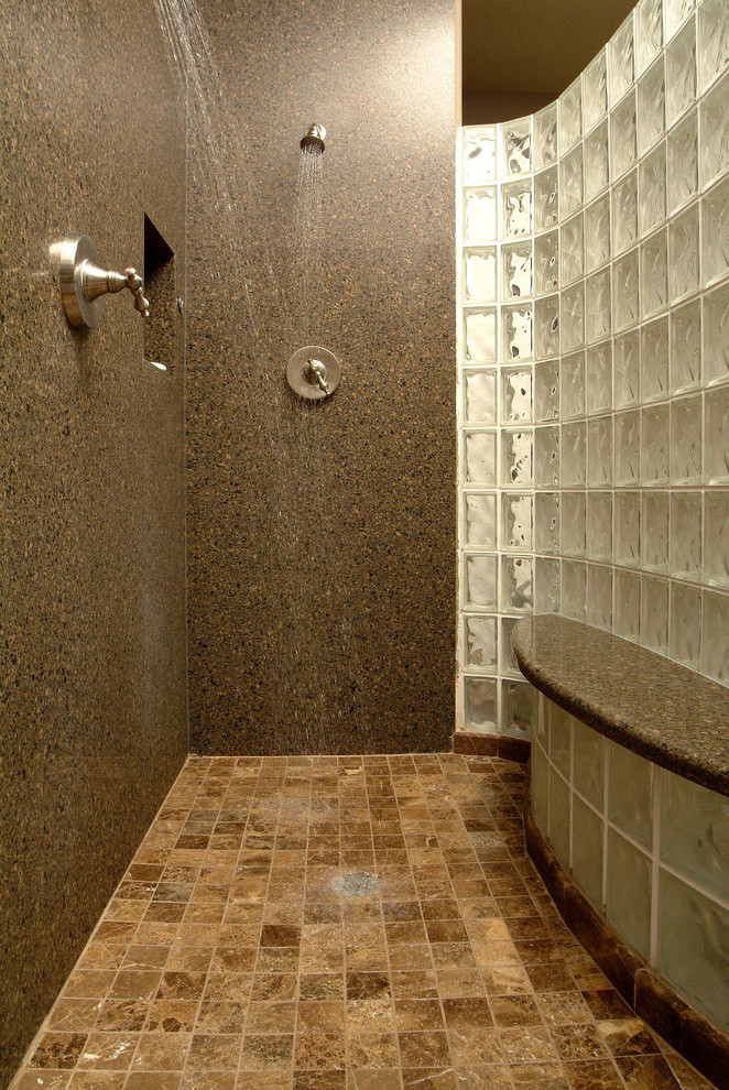 Idées déco pour une douche en alcôve principale classique avec un plan de toilette en quartz modifié, un carrelage marron, un carrelage de pierre, un mur marron et un sol en marbre.