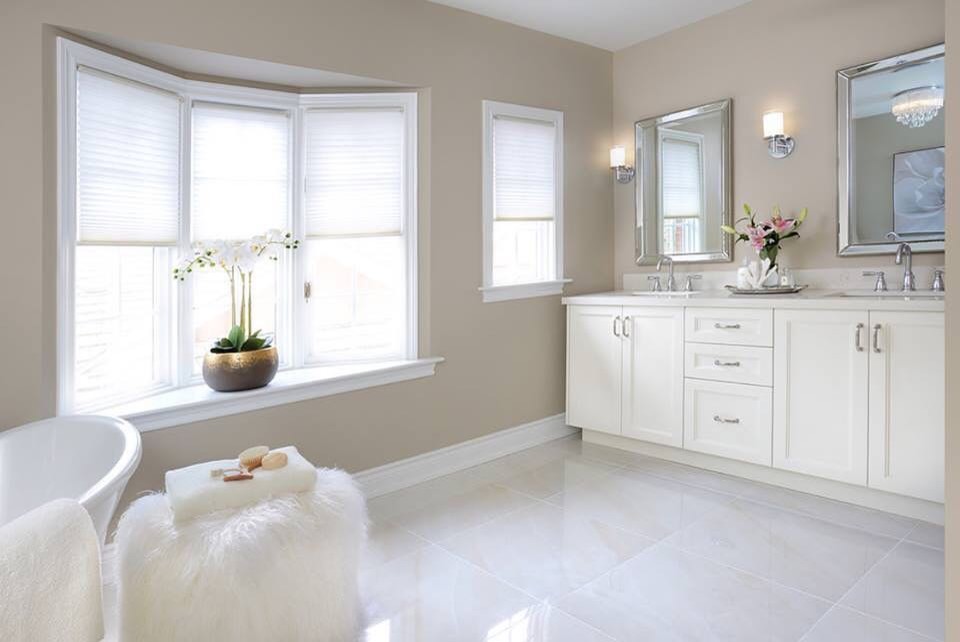 Источник вдохновения для домашнего уюта: главная ванная комната среднего размера в современном стиле с фасадами с выступающей филенкой, белыми фасадами, отдельно стоящей ванной, двойным душем, унитазом-моноблоком, белой плиткой, цементной плиткой, бежевыми стенами, полом из керамической плитки, накладной раковиной, столешницей из оникса, белым полом, душем с распашными дверями и белой столешницей