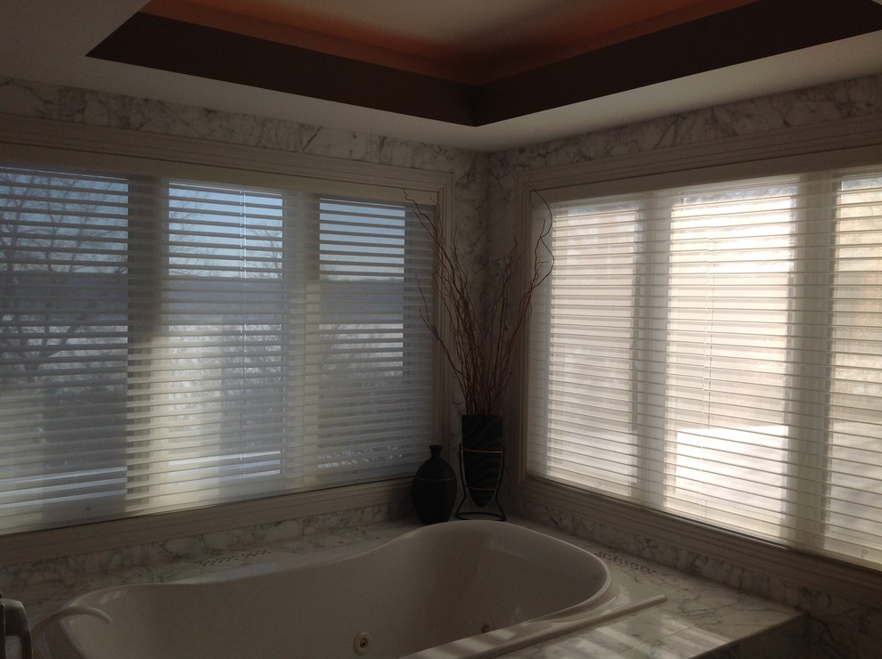 Стильный дизайн: главная ванная комната среднего размера в стиле неоклассика (современная классика) с накладной ванной, серой плиткой, белой плиткой, плиткой из листового камня и мраморным полом - последний тренд