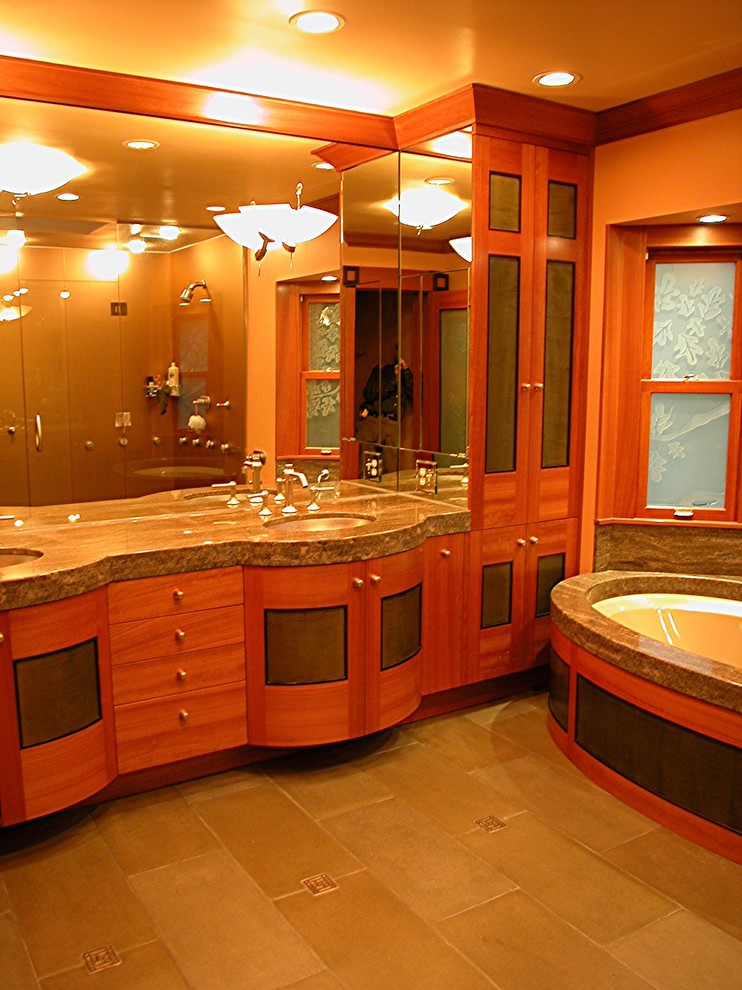 Modernes Badezimmer En Suite mit verzierten Schränken und dunklen Holzschränken in San Francisco