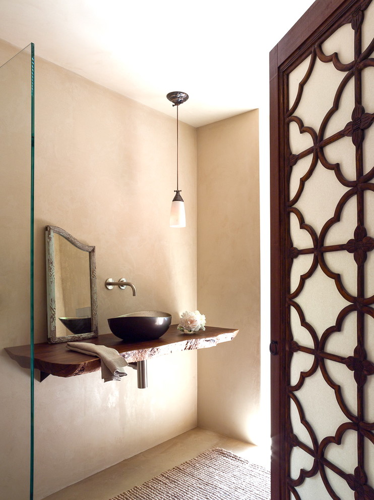 Пример оригинального дизайна: большая главная ванная комната в современном стиле с настольной раковиной, открытым душем и бежевыми стенами