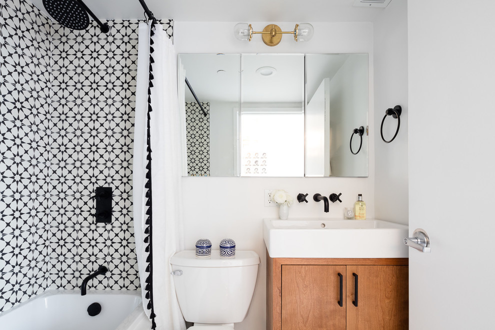 Idée de décoration pour une salle de bain principale bohème en bois brun avec un placard à porte plane, une baignoire en alcôve, un combiné douche/baignoire, un carrelage blanc, des carreaux de béton, un mur blanc, une grande vasque et une cabine de douche avec un rideau.