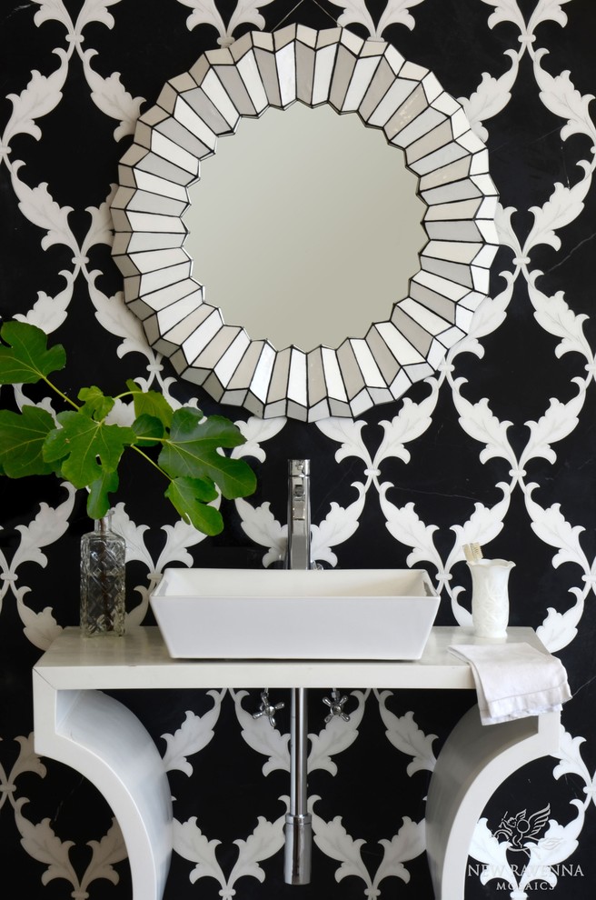 Imagen de cuarto de baño ecléctico con baldosas y/o azulejos negros