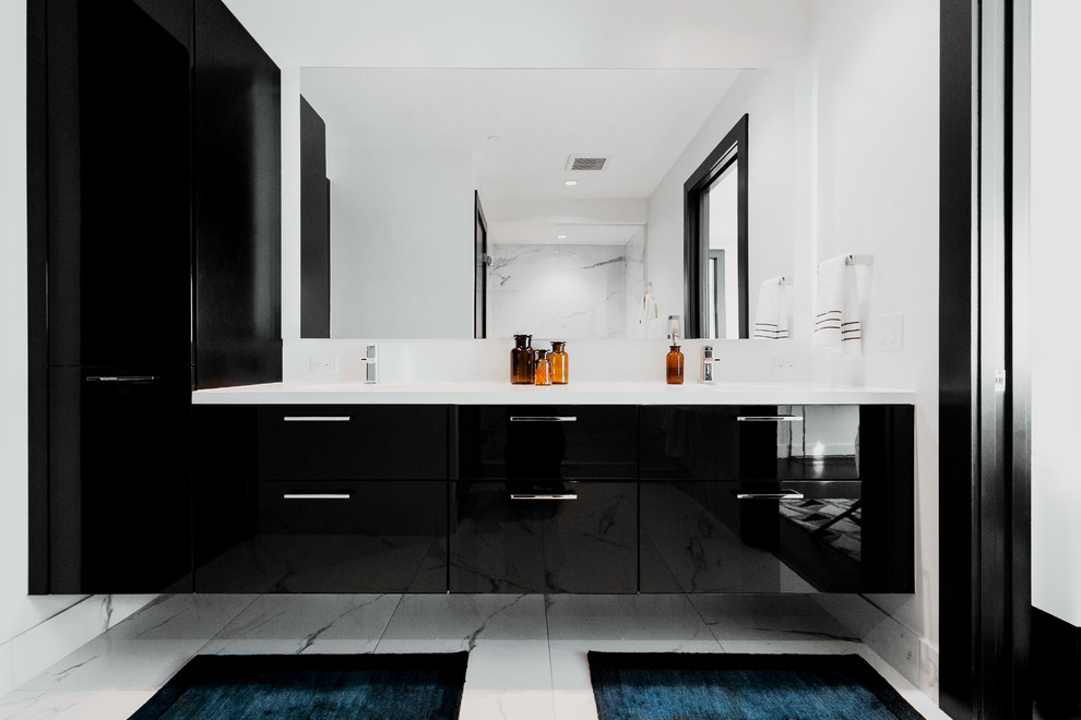 Idee per una stanza da bagno padronale moderna di medie dimensioni con ante lisce, ante nere, piastrelle bianche, pareti bianche, lavabo sottopiano, top in quarzo composito, pavimento bianco e top bianco
