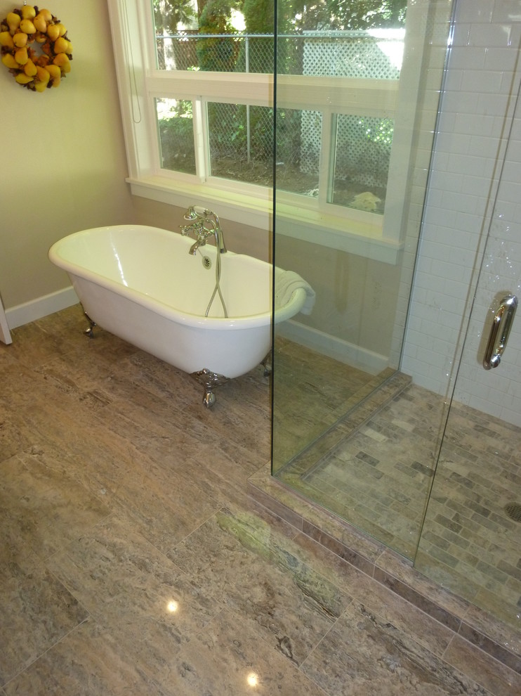 Diseño de cuarto de baño principal actual de tamaño medio con bañera con patas, ducha esquinera, baldosas y/o azulejos grises, baldosas y/o azulejos de piedra y suelo de travertino