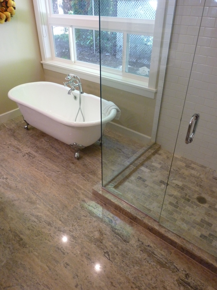 Modern inredning av ett mellanstort en-suite badrum, med ett badkar med tassar, en hörndusch, grå kakel, stenkakel och travertin golv